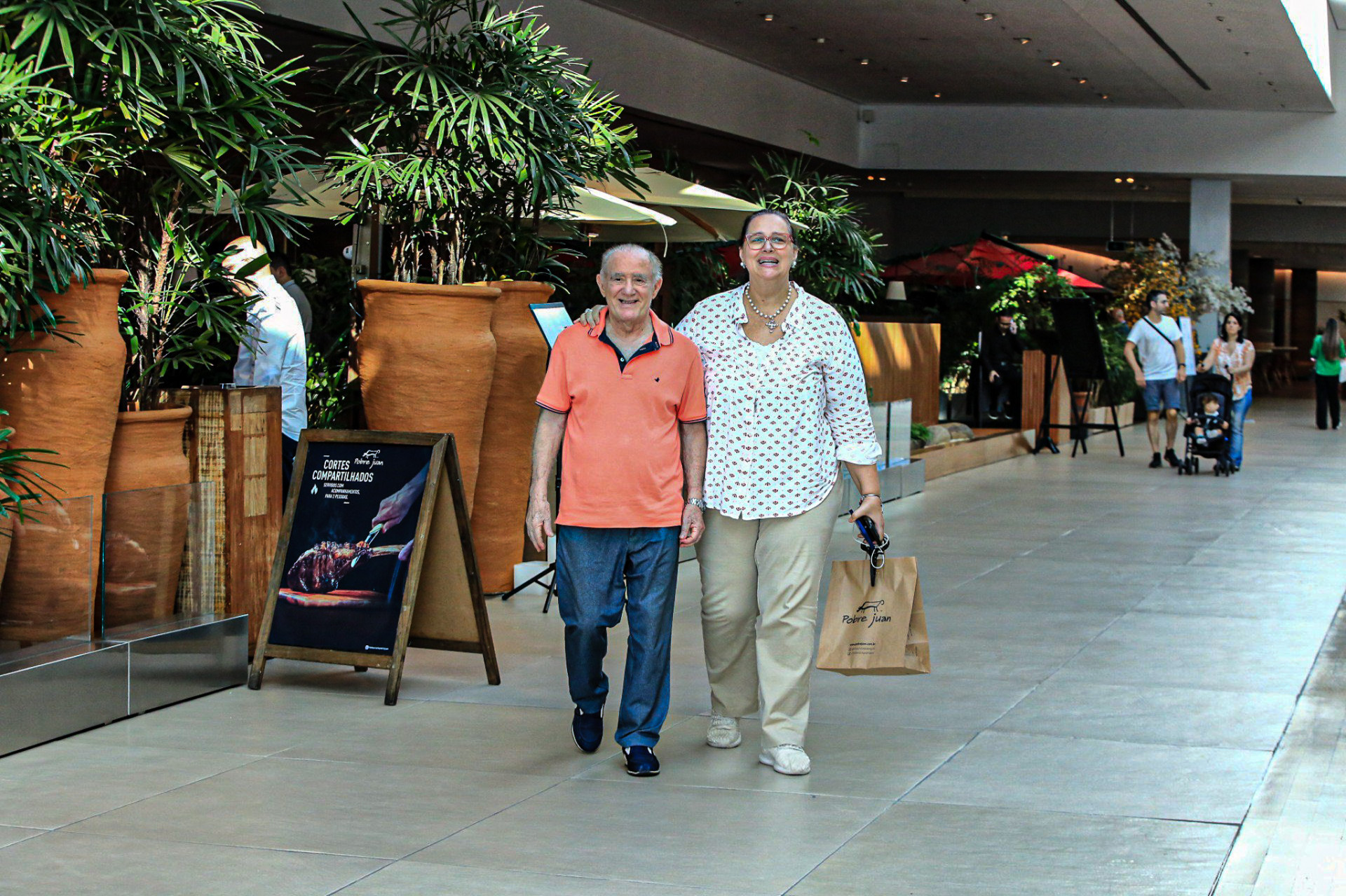 Renato Aragão e a esposa Lilian em shopping no Rio - Edson Aipim/Ag. News