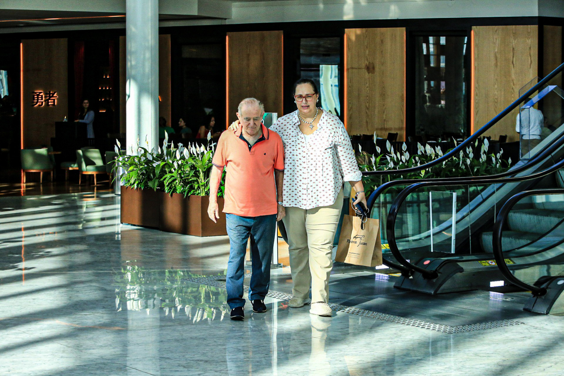 Renato Aragão e a esposa Lilian em shopping no Rio - Edson Aipim/Ag. News