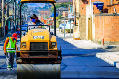 Prefeitura asfalta ruas no Jardim do Ipê em Belford Roxo