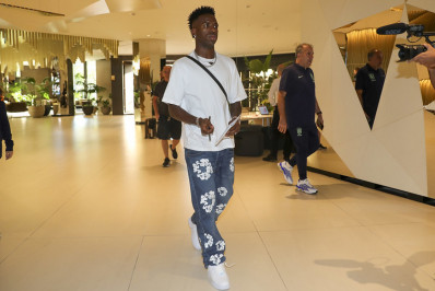 Vini Jr se apresenta à Seleção com calça exclusiva que aborda o combate ao racismo