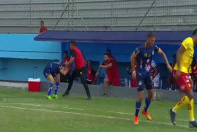 Vídeo: técnico de adversário do Flamengo agride dois jogadores