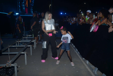 Carla Perez se diverte ao comemorar 44 anos de Xanddy Harmonia