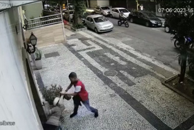 Vídeo: Idosa cai no chão após ser assaltada em portaria de prédio na Zona Sul