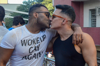 Fred Nicácio e mais famosos beijam seus respectivos pares na Parada do Orgulho em São Paulo