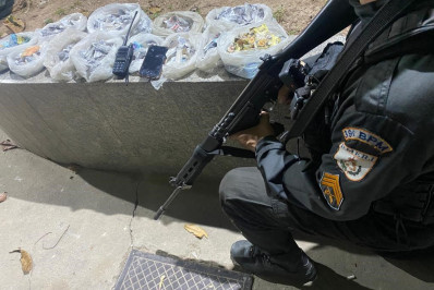 PM prende três homens e apreende um menor com grande quantidade de drogas em Belford Roxo