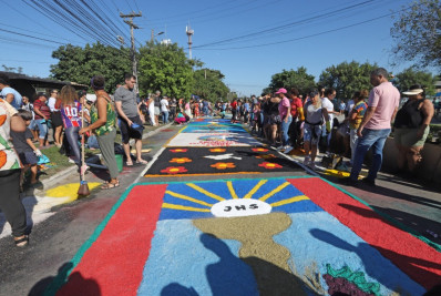 Tapetes de Sal em Búzios atrai milhares de fiéis em comemoração de Corpus Christi