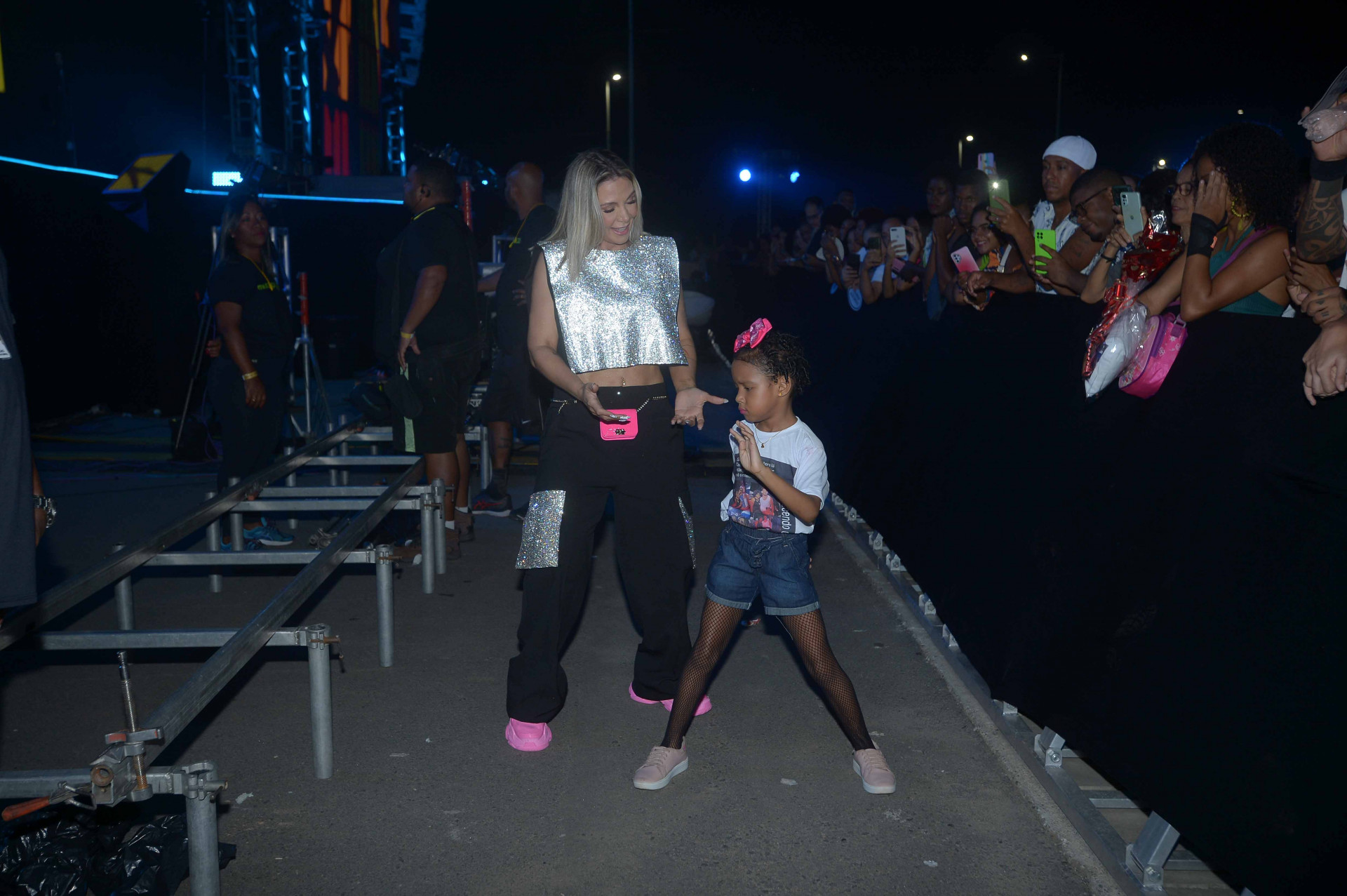 Carla Perez e fã-mirim do marido, Xanddy - André Müzell/Ag. News