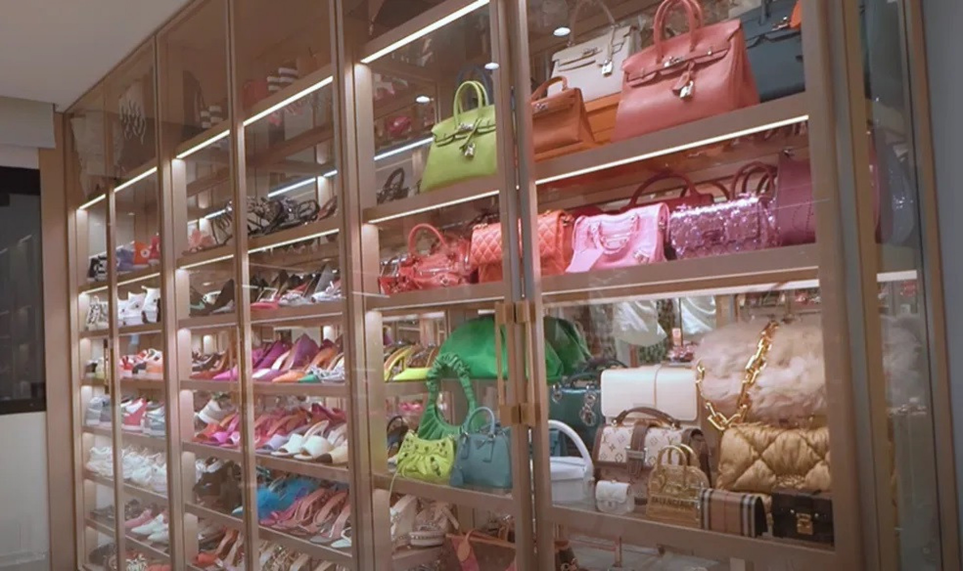 Flavia Pavanelli impressiona ao mostrar closet luxuoso - Reprodução / YouTube