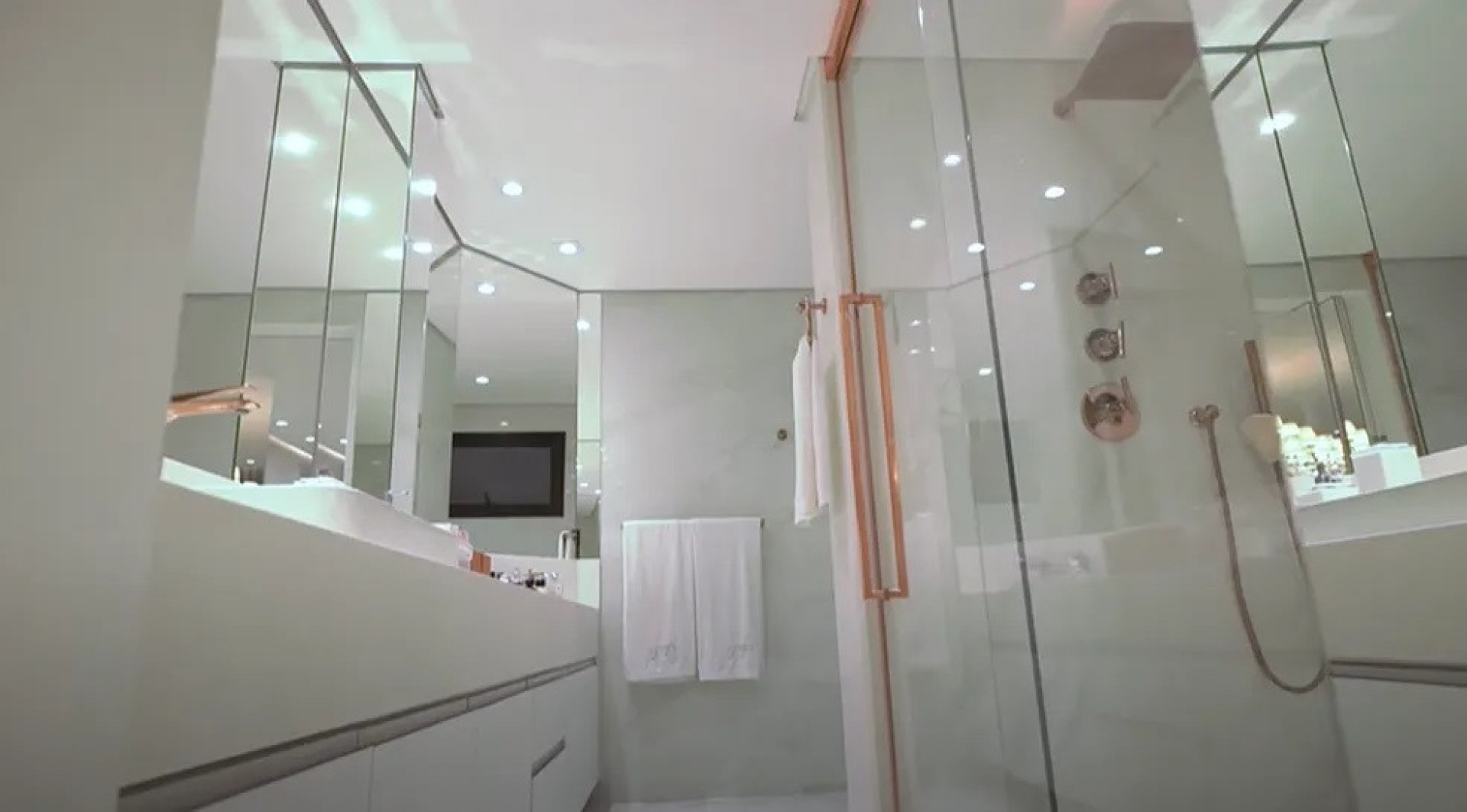 Flavia Pavanelli mostra casa luxuosa para Lucas Rangel - Reprodução / YouTube