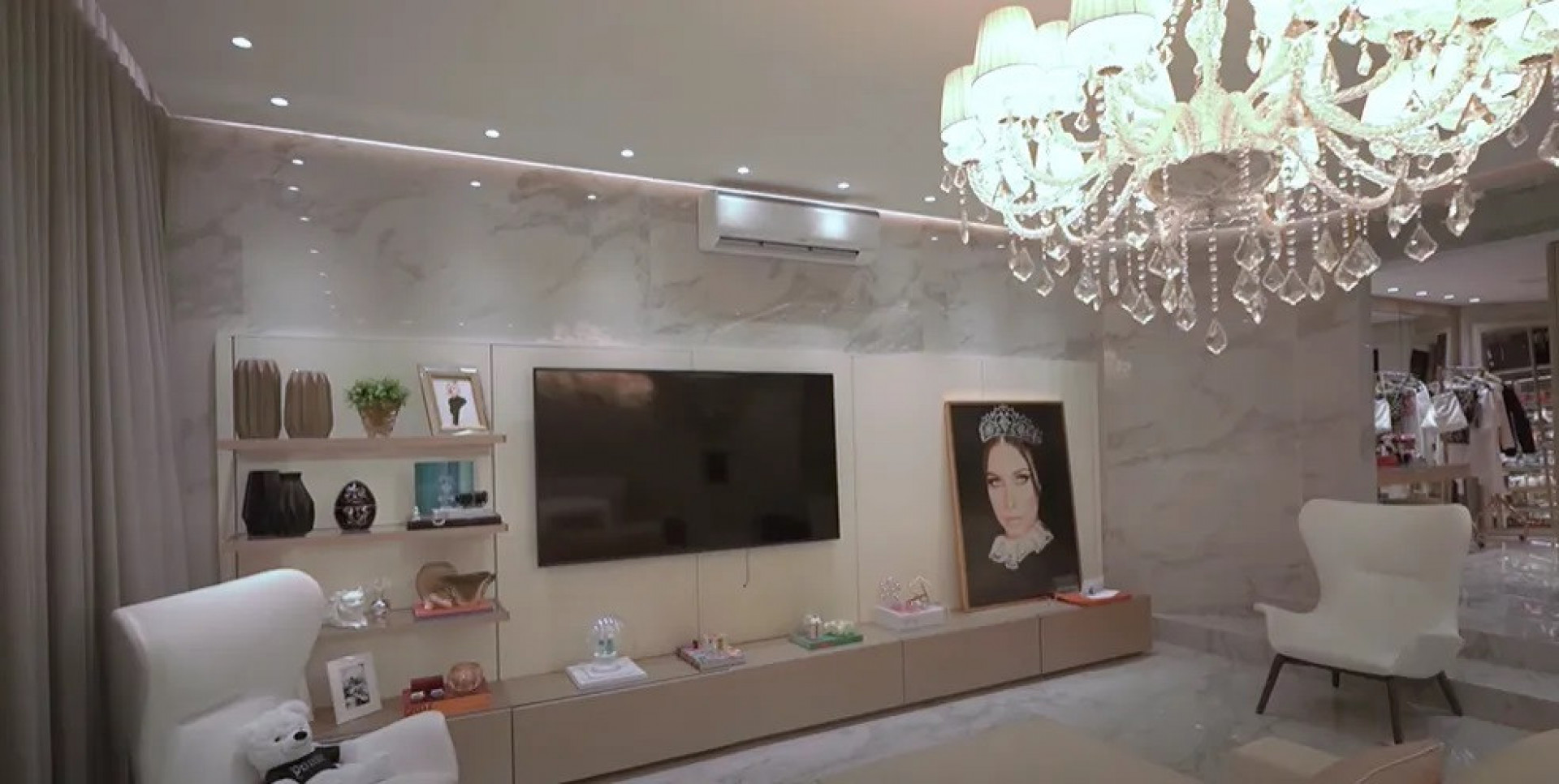 Flavia Pavanelli mostra casa luxuosa para Lucas Rangel - Reprodução / YouTube