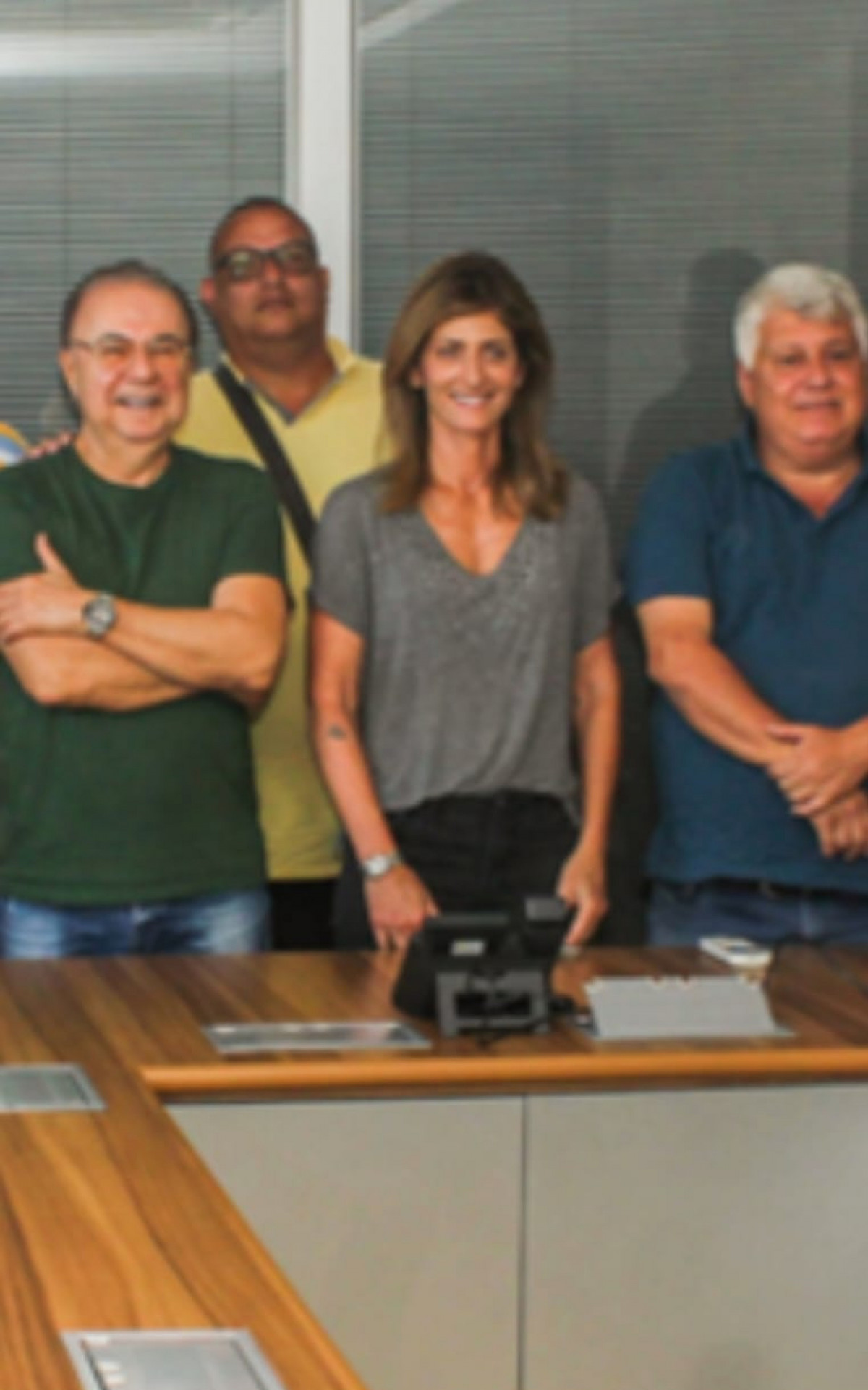 (E)Fernando Jordão ( prefeito), deputada estadual Célia Jordão (PL), centro, secretário Ferreti (E)