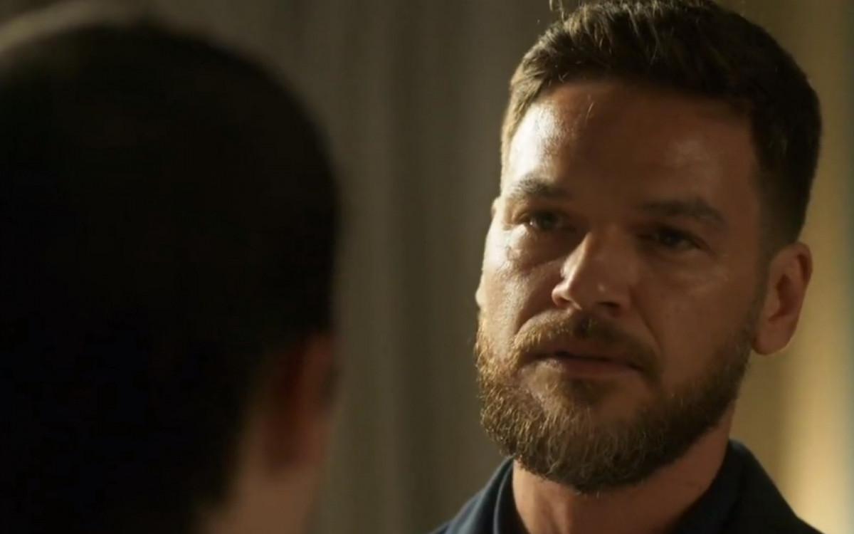 Emilio Dantas e Caio Manhente emocionam p&uacute;blico com cena de Vai na 'F&eacute;'