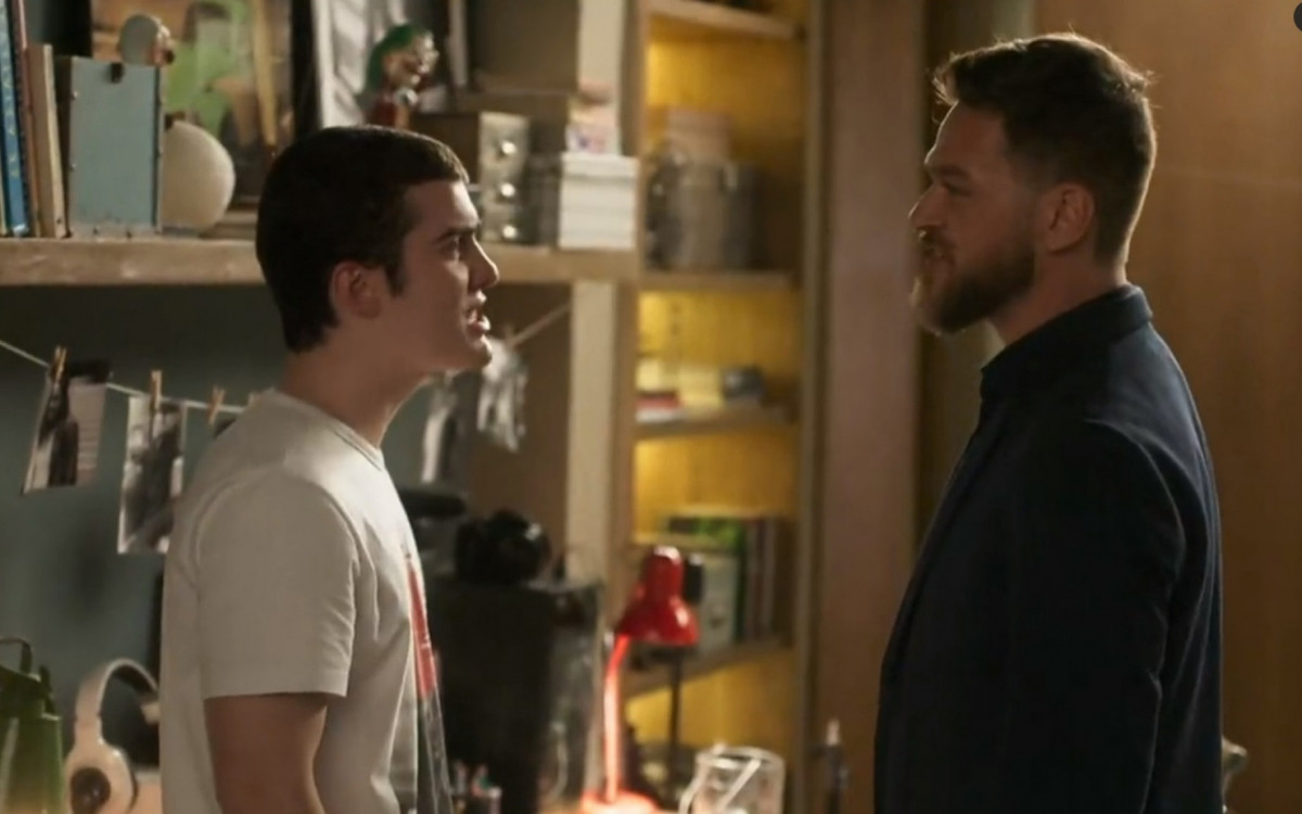 Emilio Dantas e Caio Manhente emocionam p&uacute;blico com cena de Vai na 'F&eacute;'