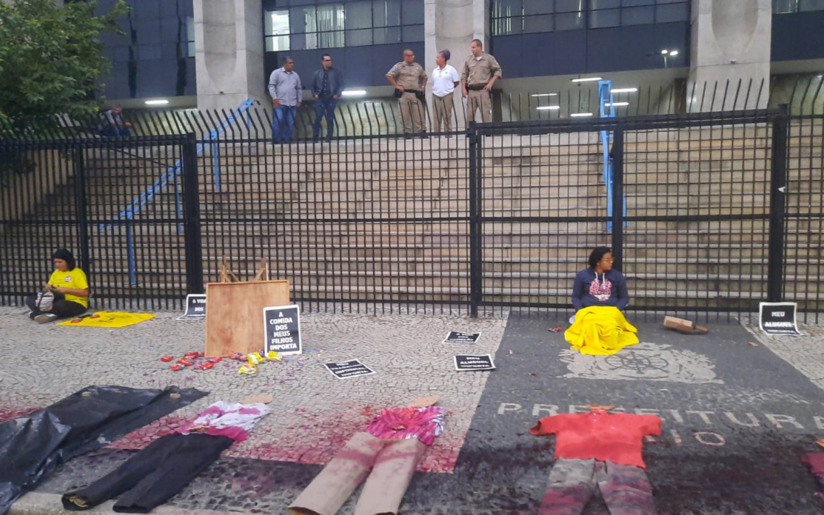 Manifestantes esperam conseguir reuni&atilde;o com o prefeito Eduardo Paes