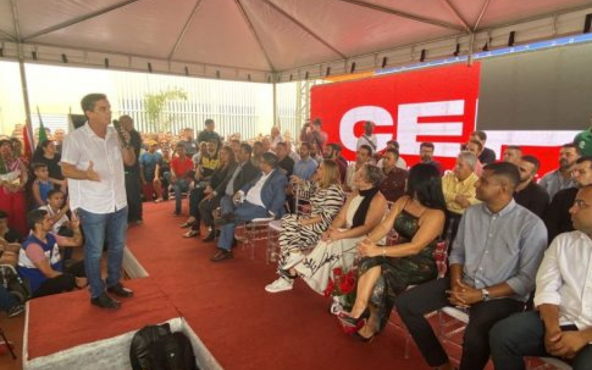 Prefeito Fabiano Horta (PT) discursando 