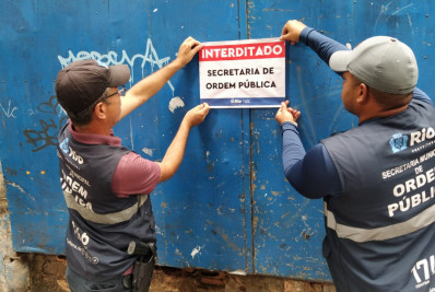 Ferro-velho clandestino é interditado na Praça da Bandeira