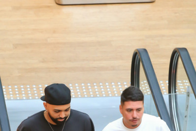 Gabigol passeia em shopping na Barra da Tijuca com os amigos