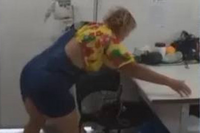 Vídeo: mulher xinga funcionários de 'macaco' e quebra equipamentos de UPA em Magé