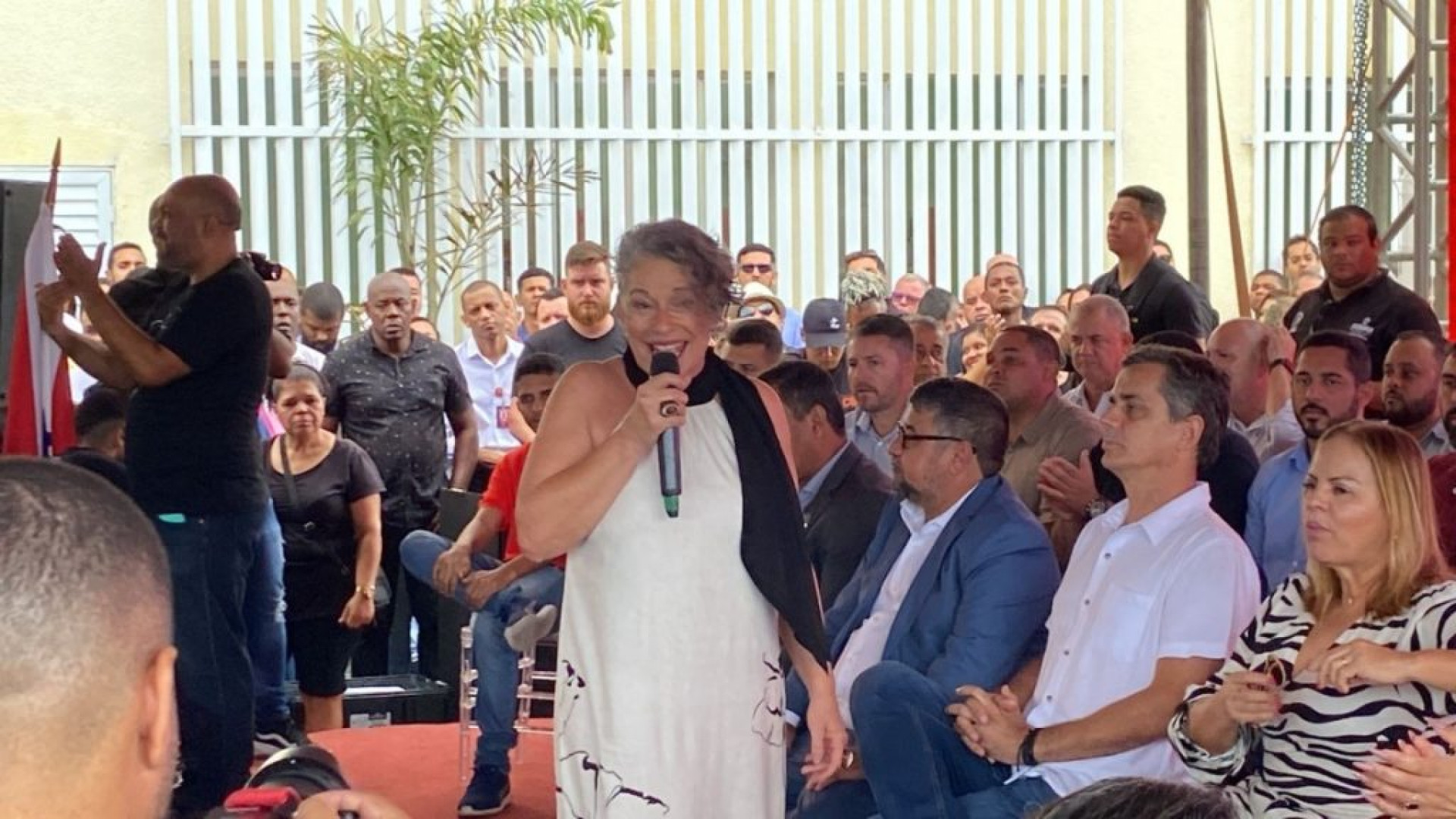 Adriana Costa discursando - Renata Cristiane