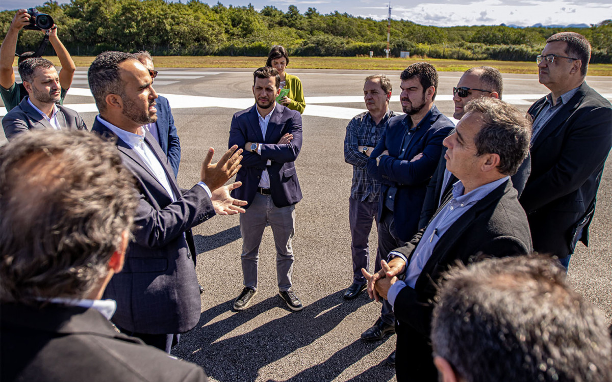 Lan&ccedil;amento das osbras da pista do aeroporto de Maca&eacute;