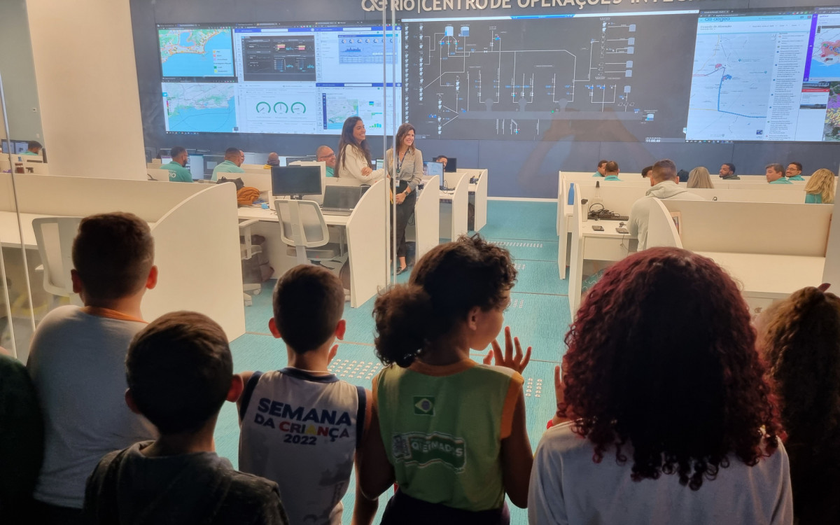 Estudantes conhecem o novo sistema de monitoramento do abastecimento da Baixada Fluminense