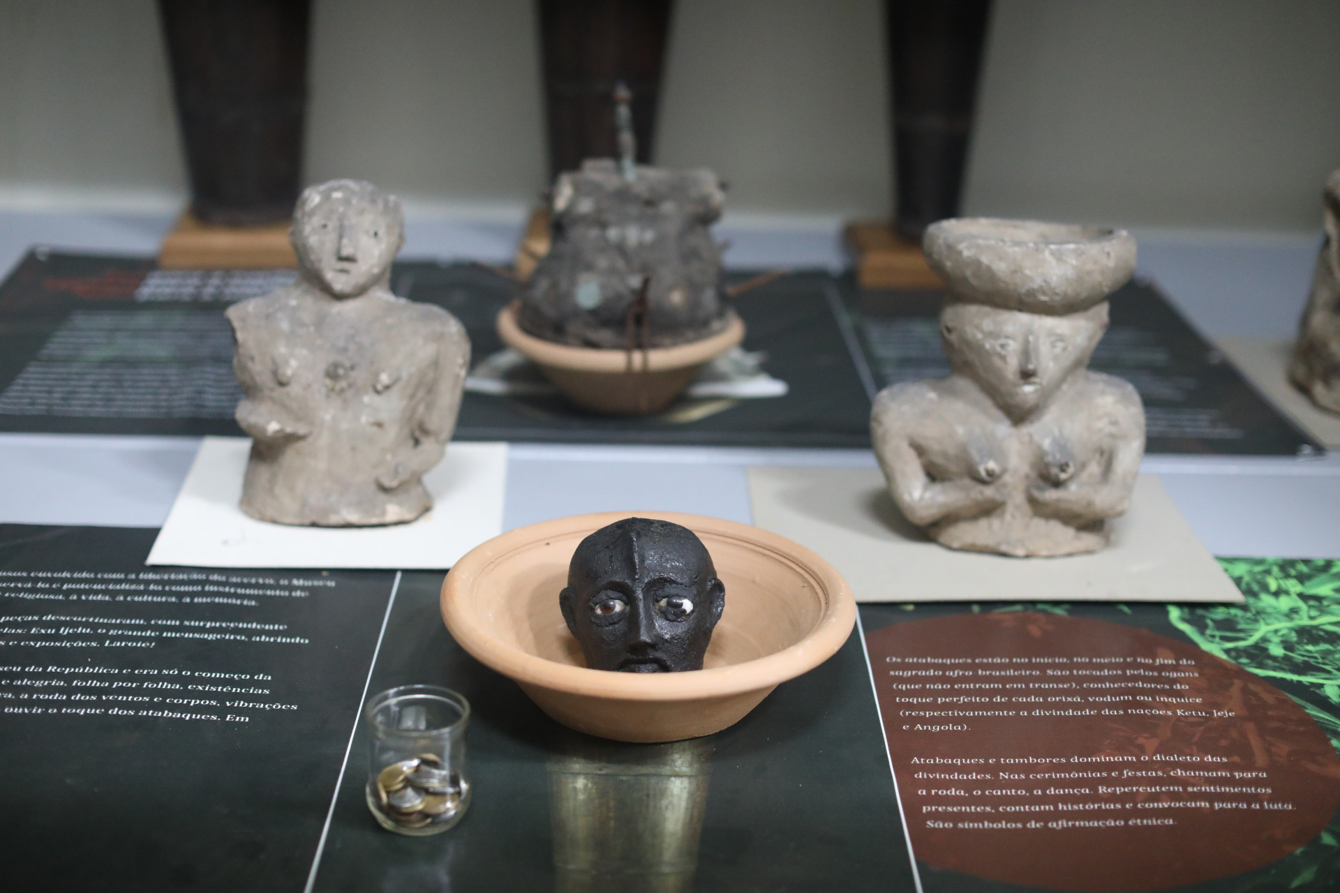 A peça Caboclo Lalú ou Exú Ijelú ao lado de itens apreendidos na 'Devassa de 1941' - Pedro Ivo