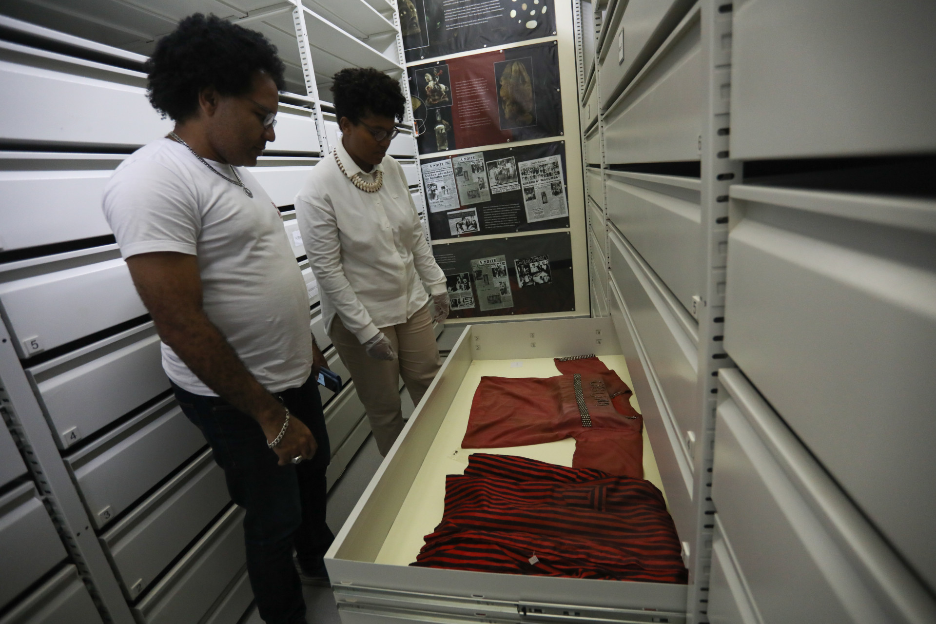 Emanuelle Rosa e Eduardo Possidonio observam as peças do acervo 'Nosso Sagrado' - Pedro Ivo / Agência O Dia