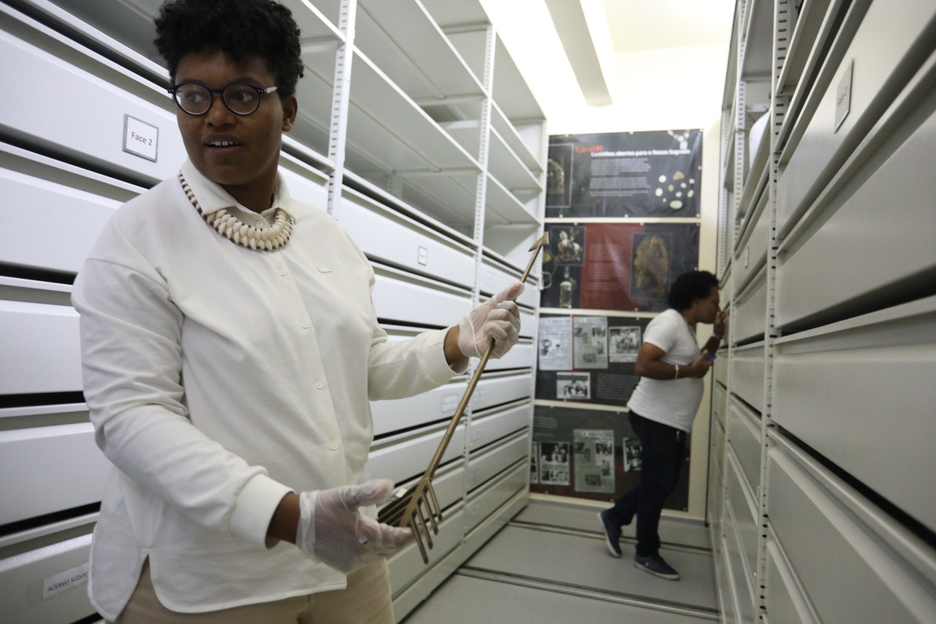Emanuelle Rosa com a flexa que pode ter sido apreendida durante batida em terreiro de Madureira em 1941: análise é parte da pesquisa em andamento no Museu da República - Pedro Ivo / Agência O Dia