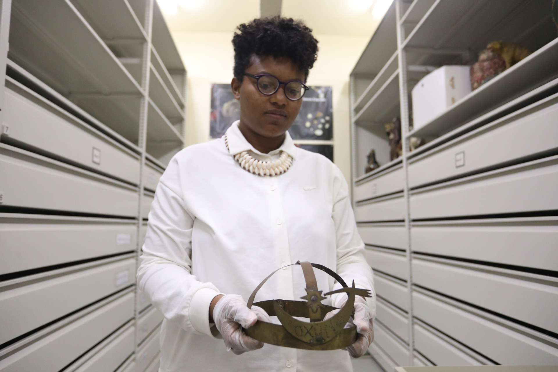 A museóloga Emanuelle Rosa com uma das peças que estará na exposição - Pedro Ivo / Agência O Dia