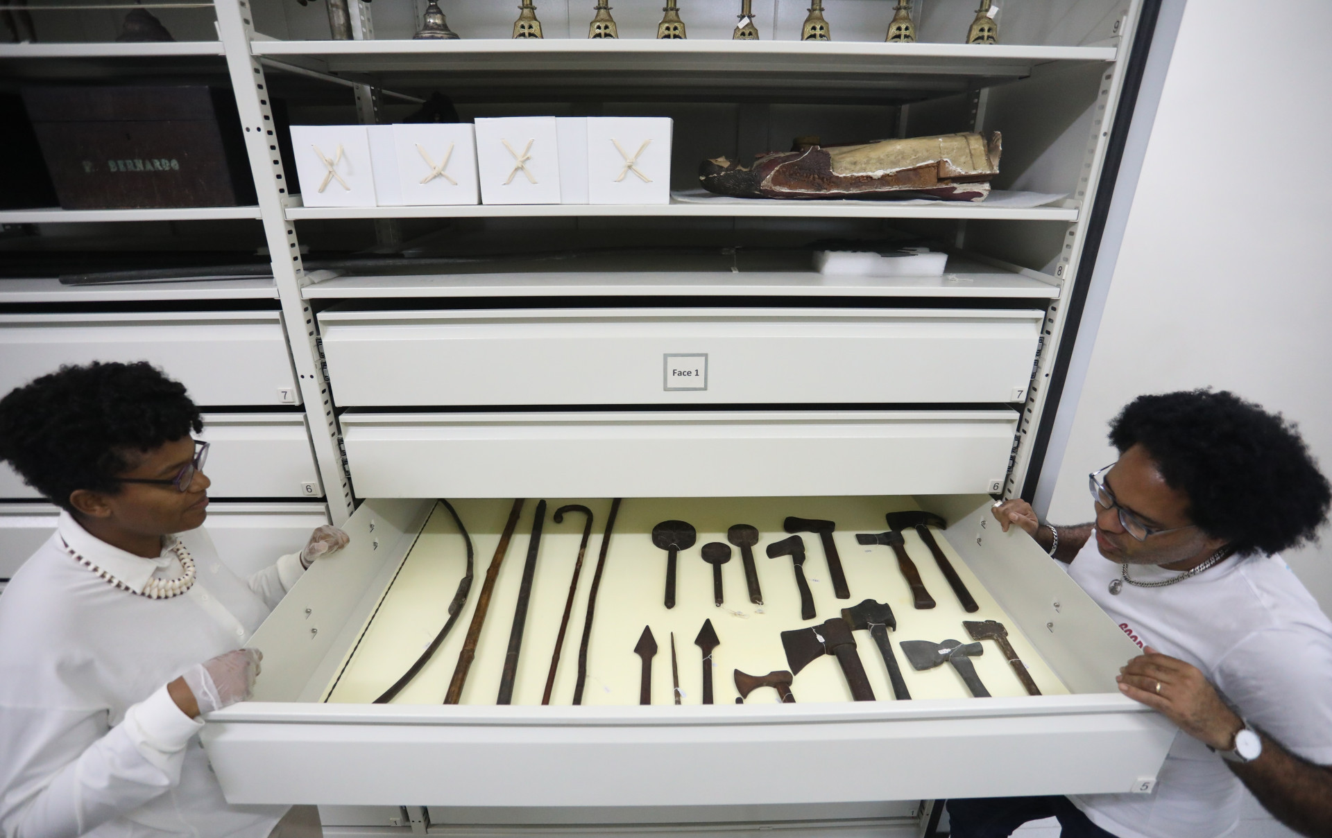 Emanuelle Rosa e Eduardo Possidonio observam as peças do acervo 'Nosso Sagrado' - Pedro Ivo / Agência O Dia