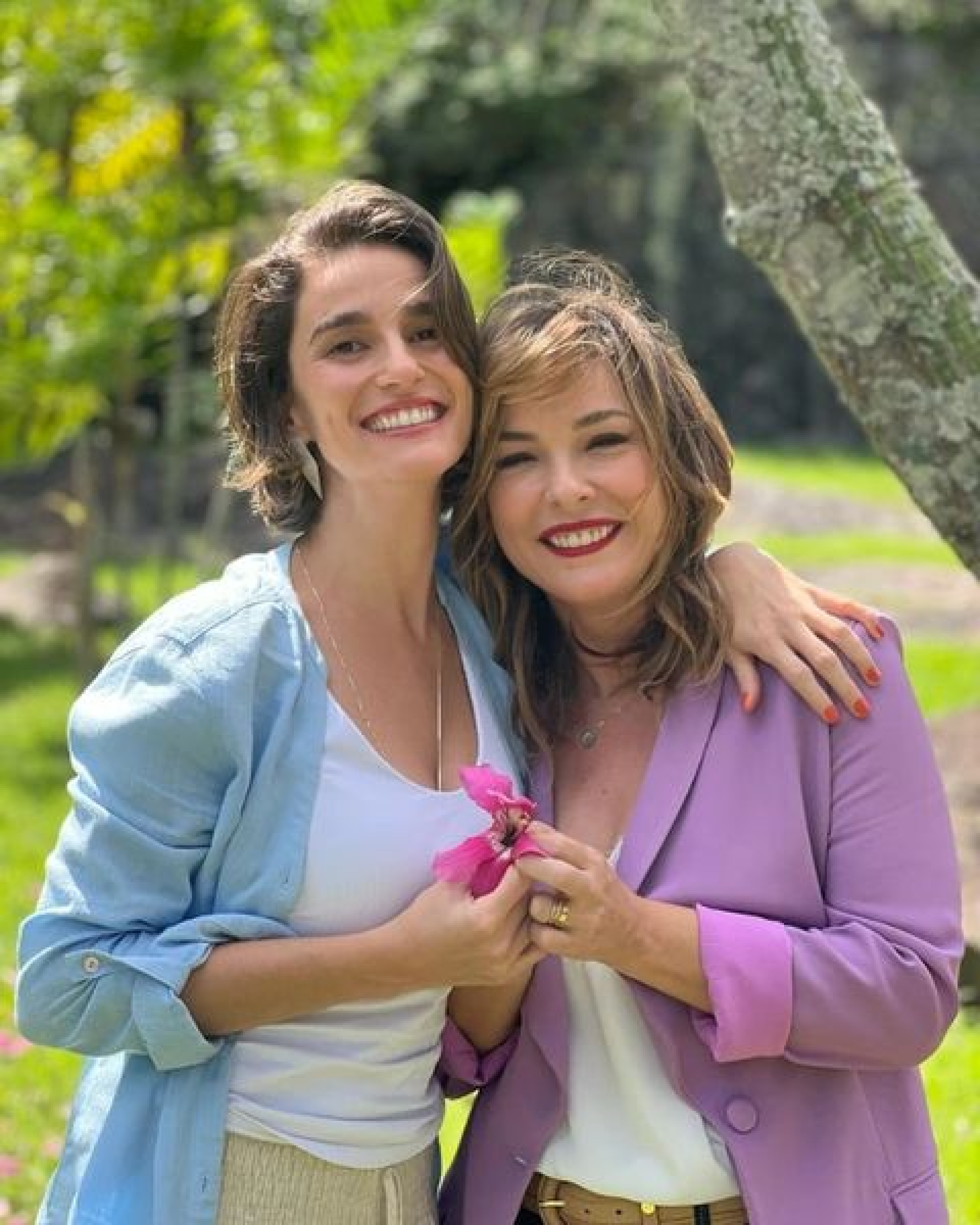 Helena (Priscila Sztejnman) e Clara (Regiane Alves) da novela 'Vai na Fé' - Reprodução do Instagram