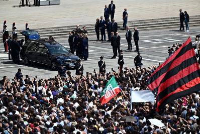 Admiradores de Berlusconi se reúnem em Milão para funeral