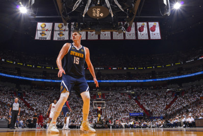 Jokic recebe homenagem no maior prédio da Sérvia após título da NBA