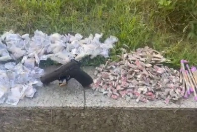 Dupla é presa com pistola e drogas no Sebinho, em Mesquita