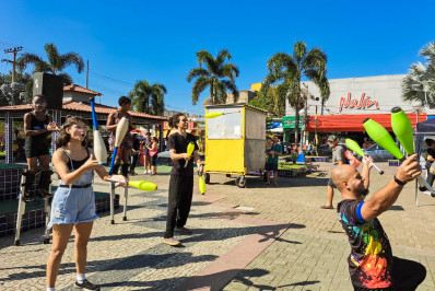 CREAS de Mesquita reuniu atividades educativas e apresentações artísticas na Praça Elizabeth Paixão