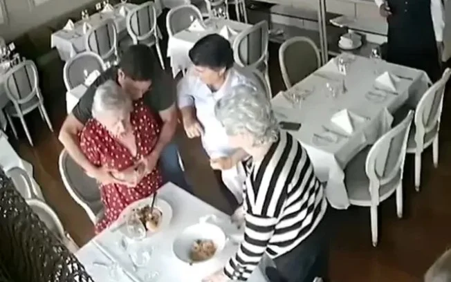 Ex-ministro socorre idosa engasgada em restaurante; Vídeo