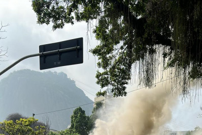 Ônibus pega fogo na principal via de acesso da Urca
