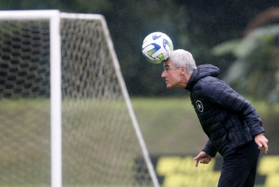 Empresário vê Luís Castro feliz, mas não descarta saída de técnico do Botafogo