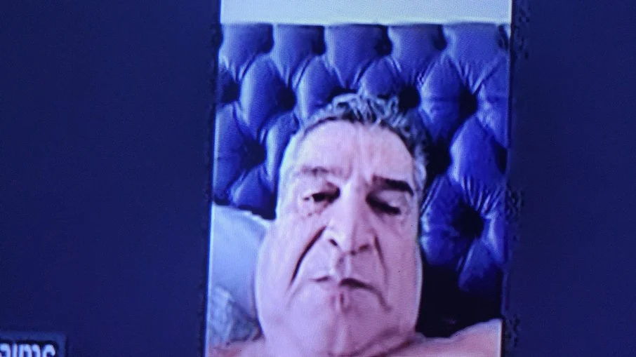 Deputado gera polêmica ao participar de sessão remota deitado