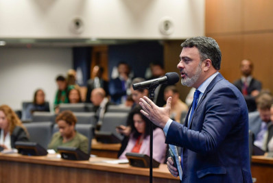 Justiça acolhe pedido de deputado e determina bloqueio de perfis 
