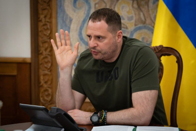 Chefe de gabinete de Zelensky liga para assessor de Lula