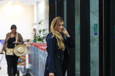 Grazi Massafera é clicada em desembarque no Rio