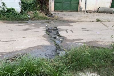 Moradores de rua em Belford Roxo sofrem com esgoto a céu aberto há três anos