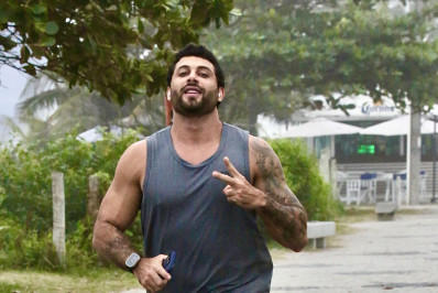 Jesus Luz corre na orla de praia na Barra da Tijuca