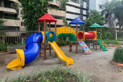 Praças coloridas da cidade são opções para a garotada fins de semana