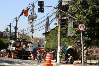 Governo quer uso compartilhado de postes com provedores de internet