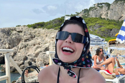 Gkay sensualiza de fio-dental na Itália e recebe elogios