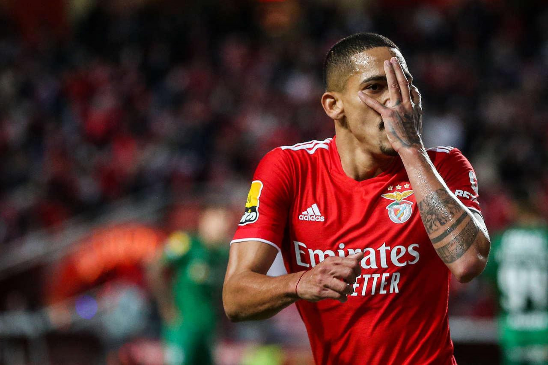 Gilberto comemorando gol pelo Benfica - Carlos Costa / AFP