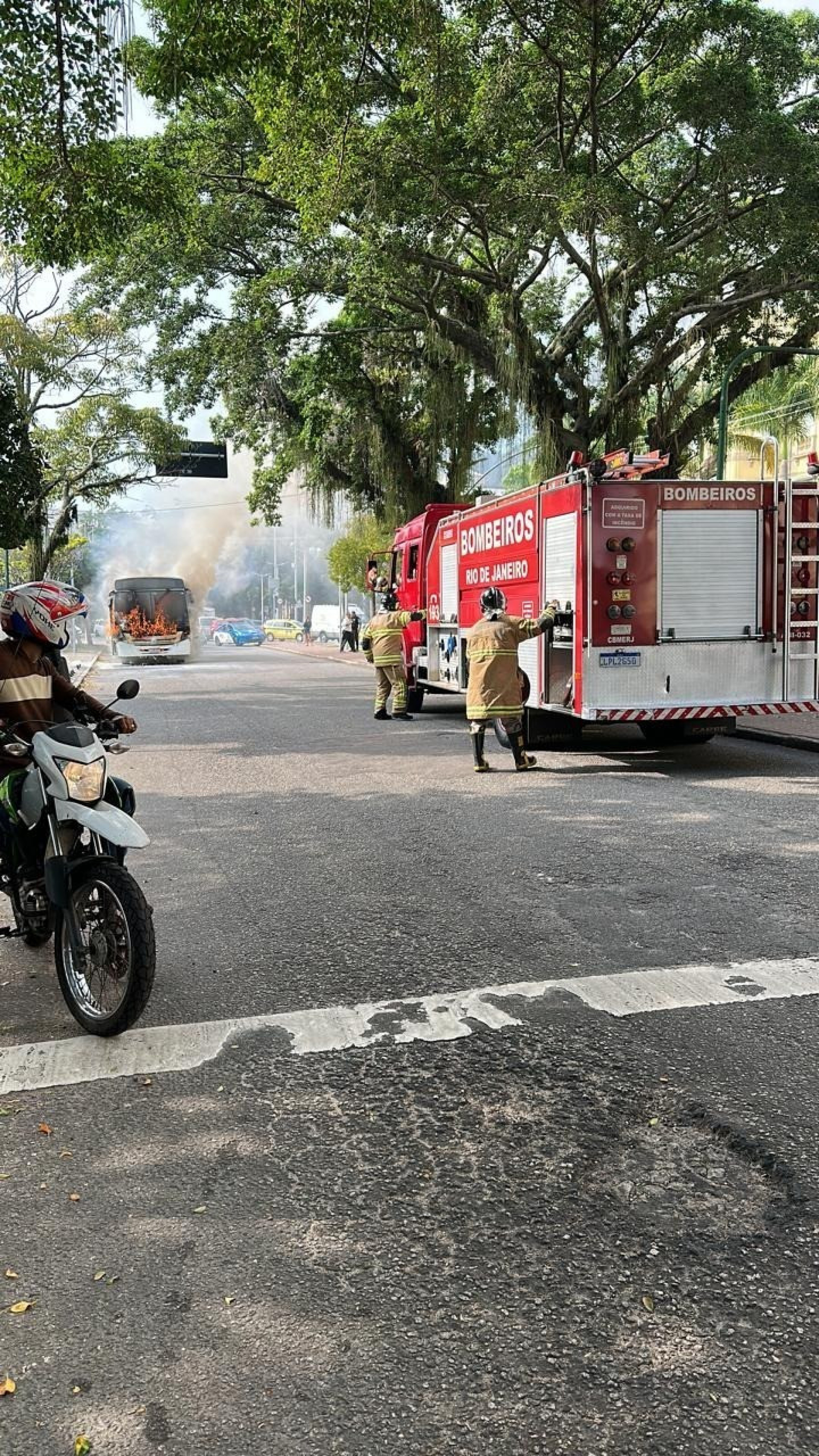 Os bombeiros conseguiram controlar o fogo minutos após o incêndio  - Divulgação / COR