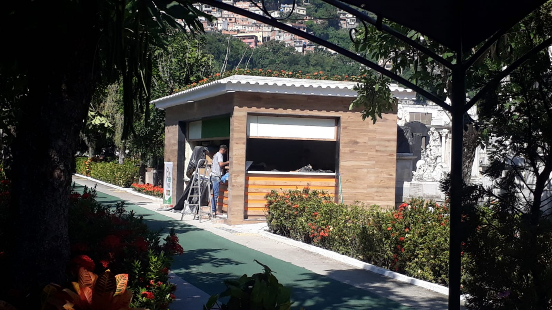 Lanchonete quase colada em t&uacute;mulos no Cemit&eacute;rio S&atilde;o Jo&atilde;o Batista ser&aacute; demolida - Raphael Perucci/ Ag&ecirc;ncia O DIA